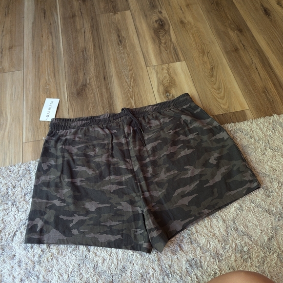 Athleta Camo Farallon shorts - Picture 6 of 6